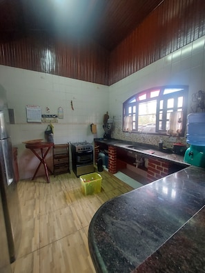 Geladeira, fogão, cooktop, torradeira