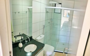 Dusche, Haartrockner, Handtücher, Seife