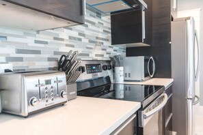 Frigorifero, microonde, forno, piano cottura