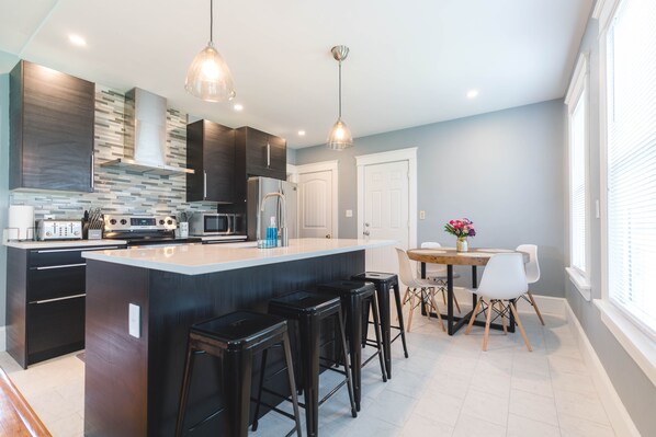 Frigorifero, microonde, forno, piano cottura