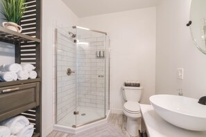 Sèche-cheveux, serviettes fournies, shampoing, papier toilette