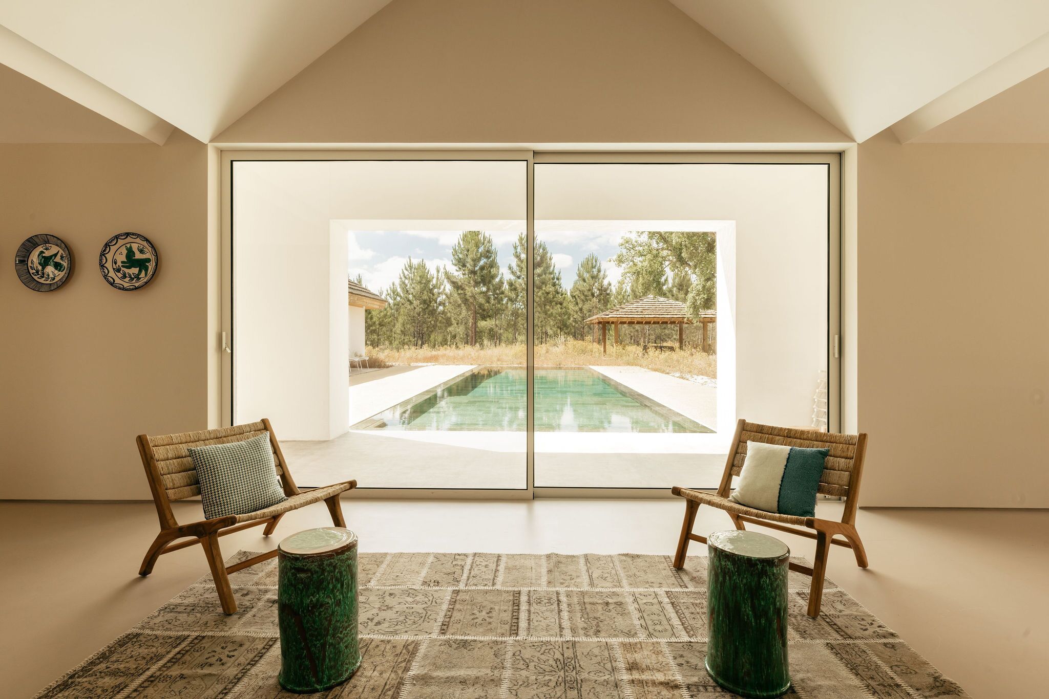 Three-Bedroom Estate with Private Pool | Área de sala de estar | Televisión LCD 