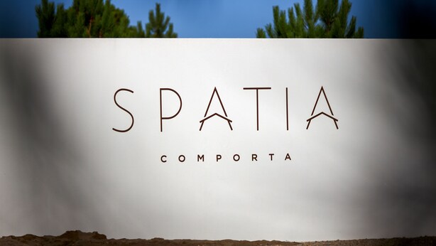 A sign with the text "SPATIA COMPORTA" against a clear sky and trees in the background. - Spatia Comporta, a Member of Design Hotels (Grandola)