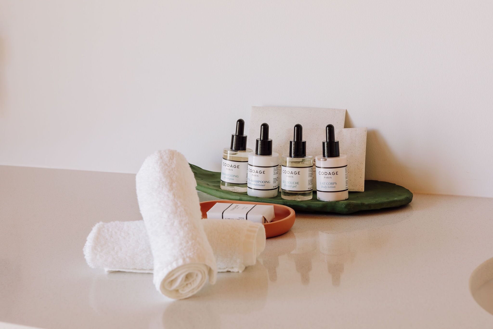 quarto deluxe com pátio exterior | bathroom | separate bathtub and shower, rainfall showerhead, designer toiletries