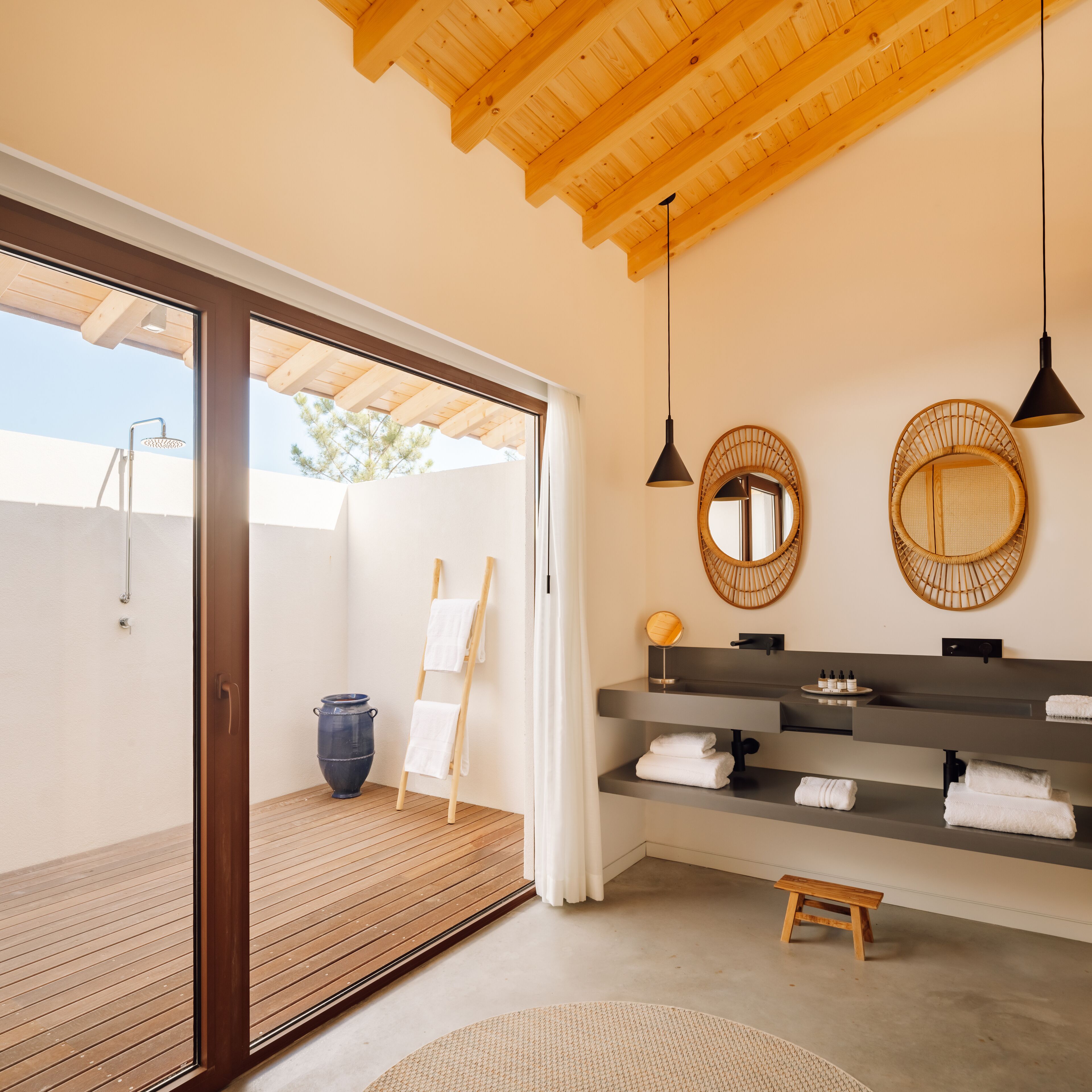 quarto deluxe com pátio exterior | bathroom | separate bathtub and shower, rainfall showerhead, designer toiletries