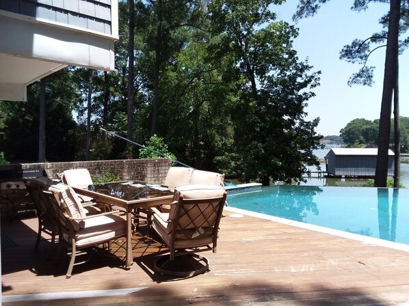 حمّام سباحة خارجي، حمّام سباحة مُدفَّأ