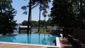 Una piscina al aire libre, una piscina climatizada