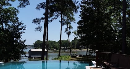 Retraite contemporaine au bord de l'eau avec une grande piscine à débordement