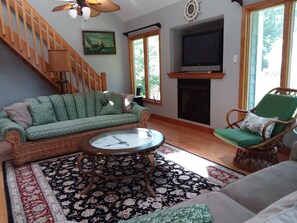 تلفزيون ذكي، مدفأة، كُتُب