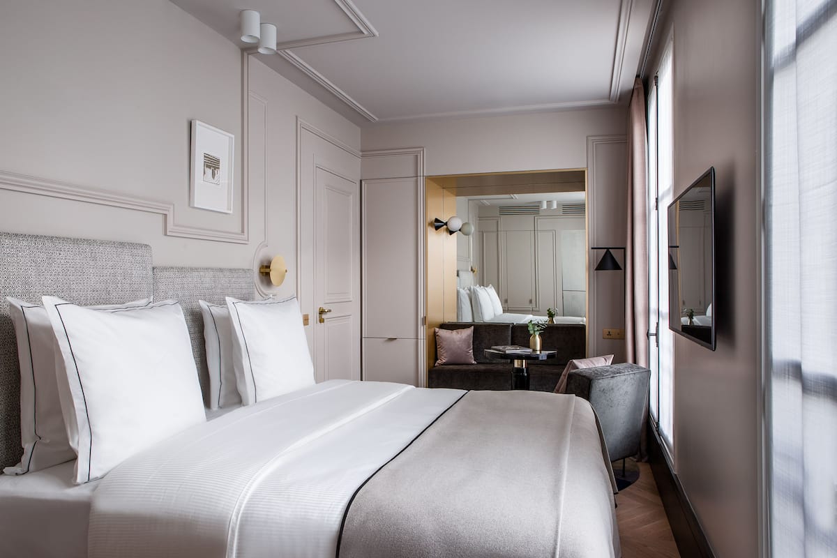 Deluxe tweepersoonskamer | 1 slaapkamer, een minibar, een kluis op de kamer, een bureau