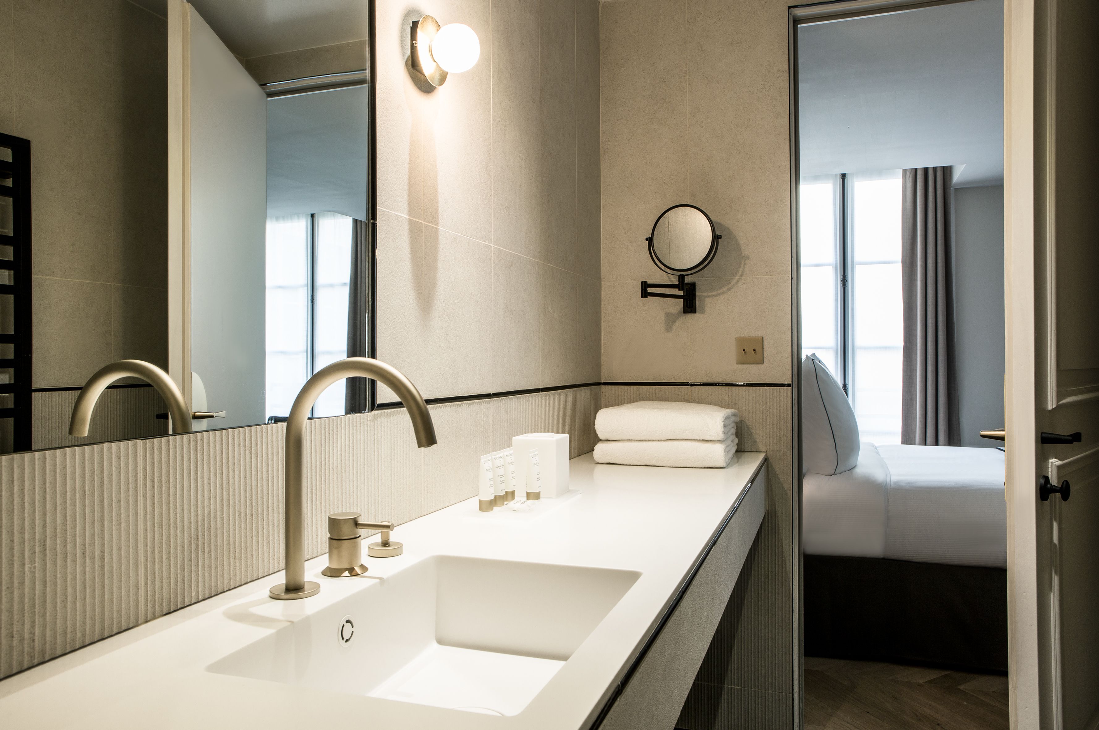 deluxe double room | bathroom sink