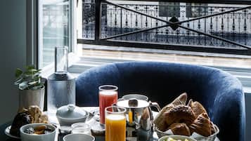 Desayuno continental (EUR 22 por persona)