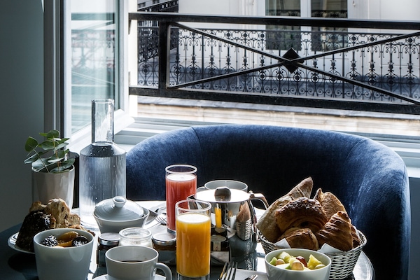 Dagelijks continentaal ontbijt (EUR 22 per persoon)