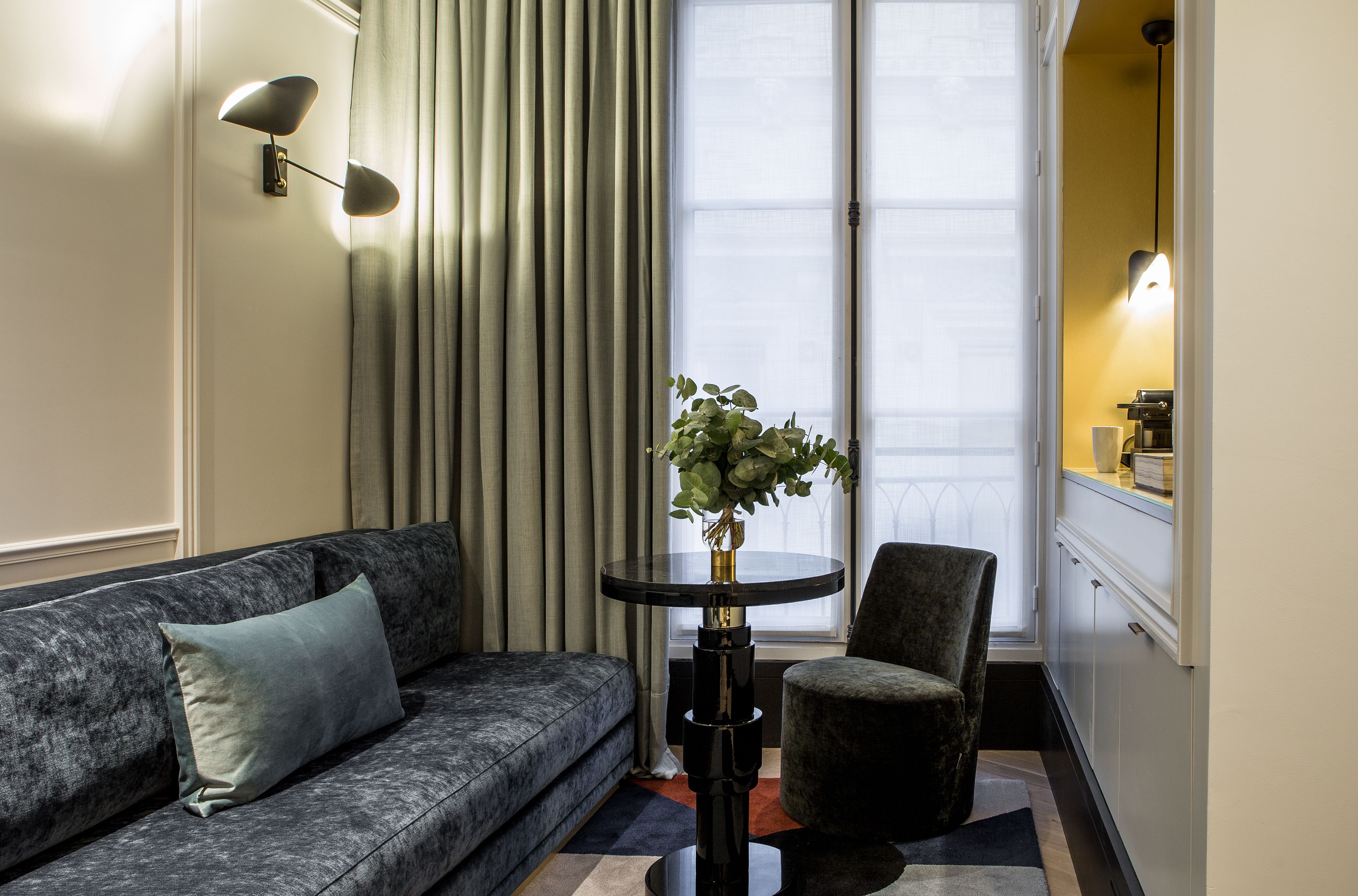 suite (concorde) | living area | flat-screen tv