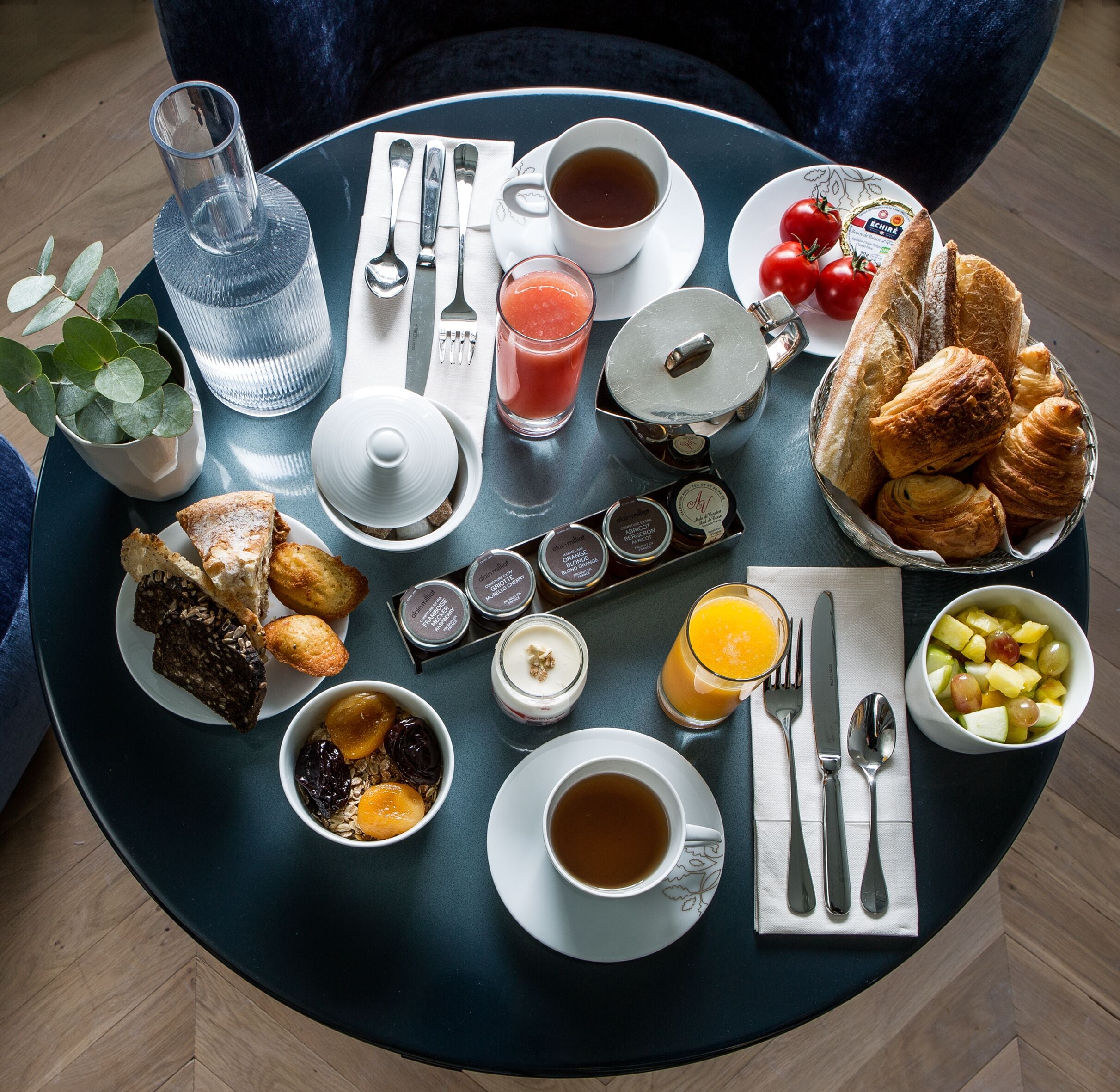 daily continental breakfast (eur 22 per person)