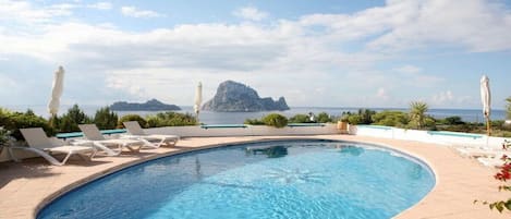 Inomhuspool och utomhuspool
