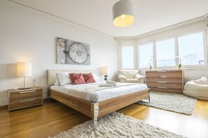 Apartment, 3 Bedrooms, Mountain View | 3 bilik tidur, peralatan tempat tidur premium, meja