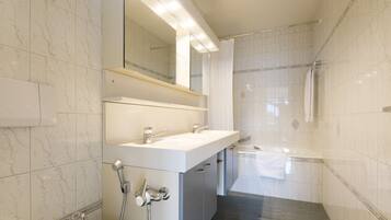 Apartment, 3 Bedrooms, Mountain View | Bathroom | Separate tub and shower, deep soaking tub, hair dryer, bidet