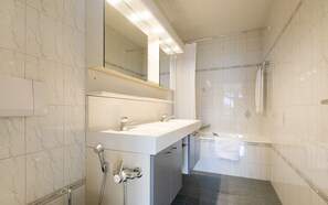 Apartment, 3 Bedrooms, Mountain View | Bilik Mandi | Tab mandi dan pancuran berasingan, tab mandi rendaman dalam