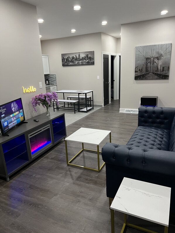 Smart TV, fireplace - Modern luxury! 2 bedrooms- reserve it now! (Milwaukee)