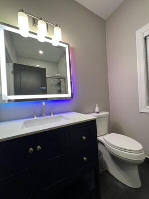 Kombination af bruser/badekar, hårtørrer, håndklæder, Sæbe