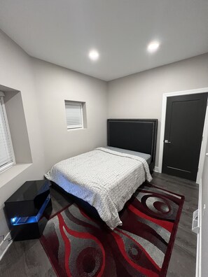 2 bedrooms, desk, iron/ironing board, free WiFi - Modern luxury! 2 bedrooms- reserve it now! (Milwaukee)