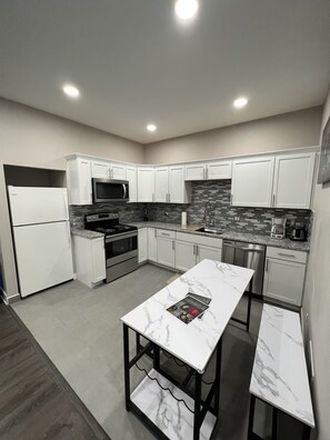 Fridge, microwave, oven, stovetop - Modern luxury! 2 bedrooms- reserve it now! (Milwaukee)