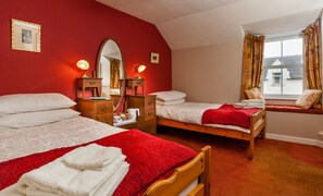Twin Room, 2 Single Beds, Non Smoking, Private Bathroom | Premium bedding, down duvets, individually decorated - Lochleven B&B Killin (Killin)