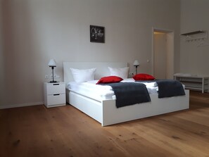 Chambre Double, côté cour intérieure | Décoration personnalisée, ameublement personnalisé, bureau