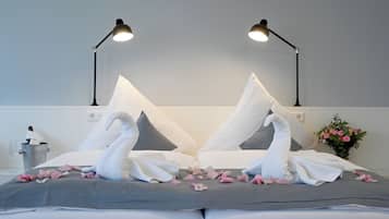 Double Room, 1 Double Bed | Individually decorated, individually furnished, desk, blackout drapes