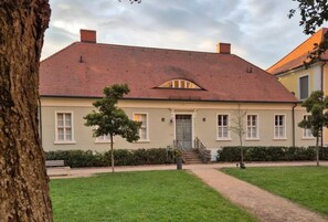 Double Room, 1 Double Bed, Courtyard Area | Individually decorated, individually furnished, desk, blackout drapes - Hotel Brandenburger Dom GmbH (Brandenburg an der Havel)