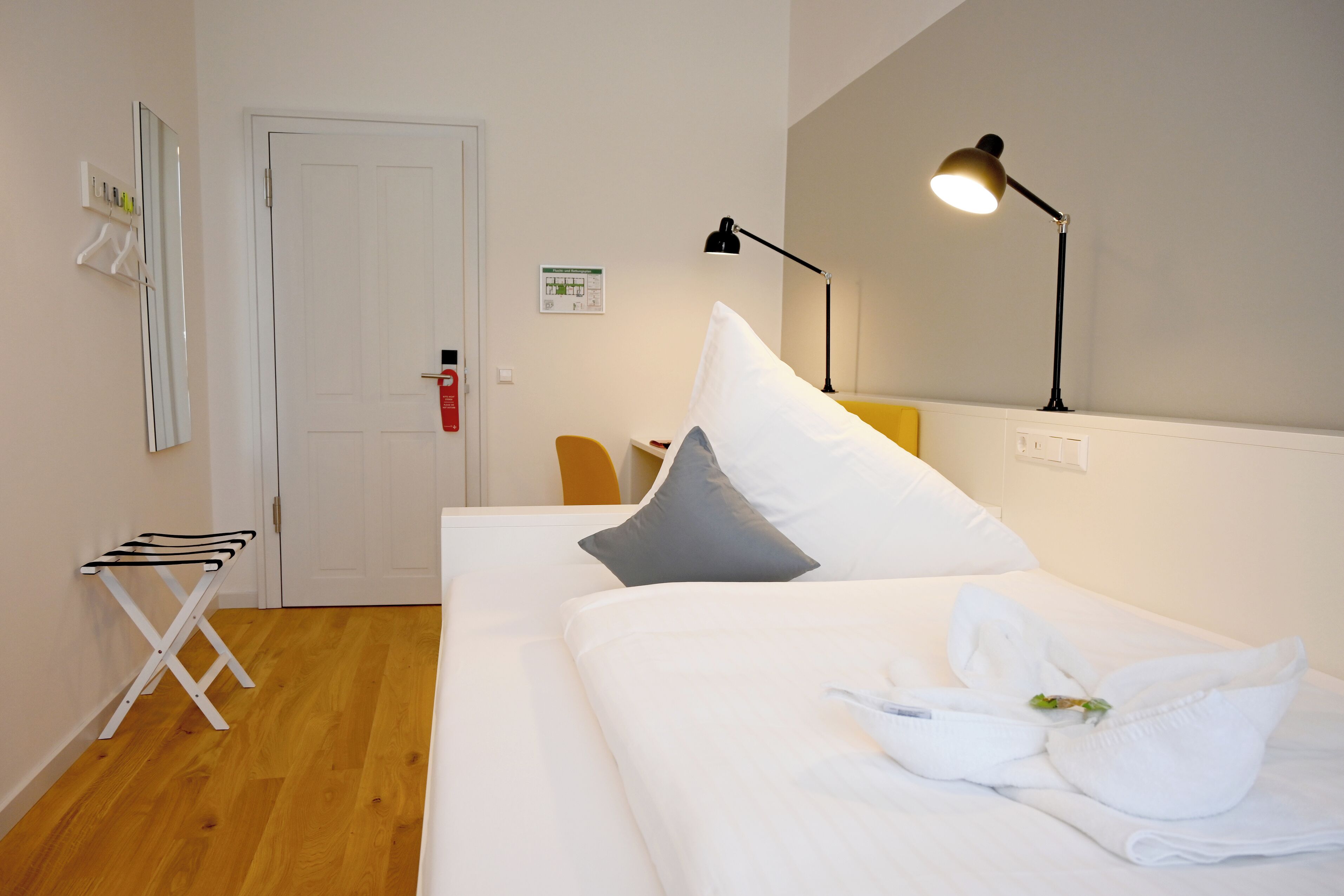 Habitación individual | Decoración personalizada, muebles diferentes y escritorio 