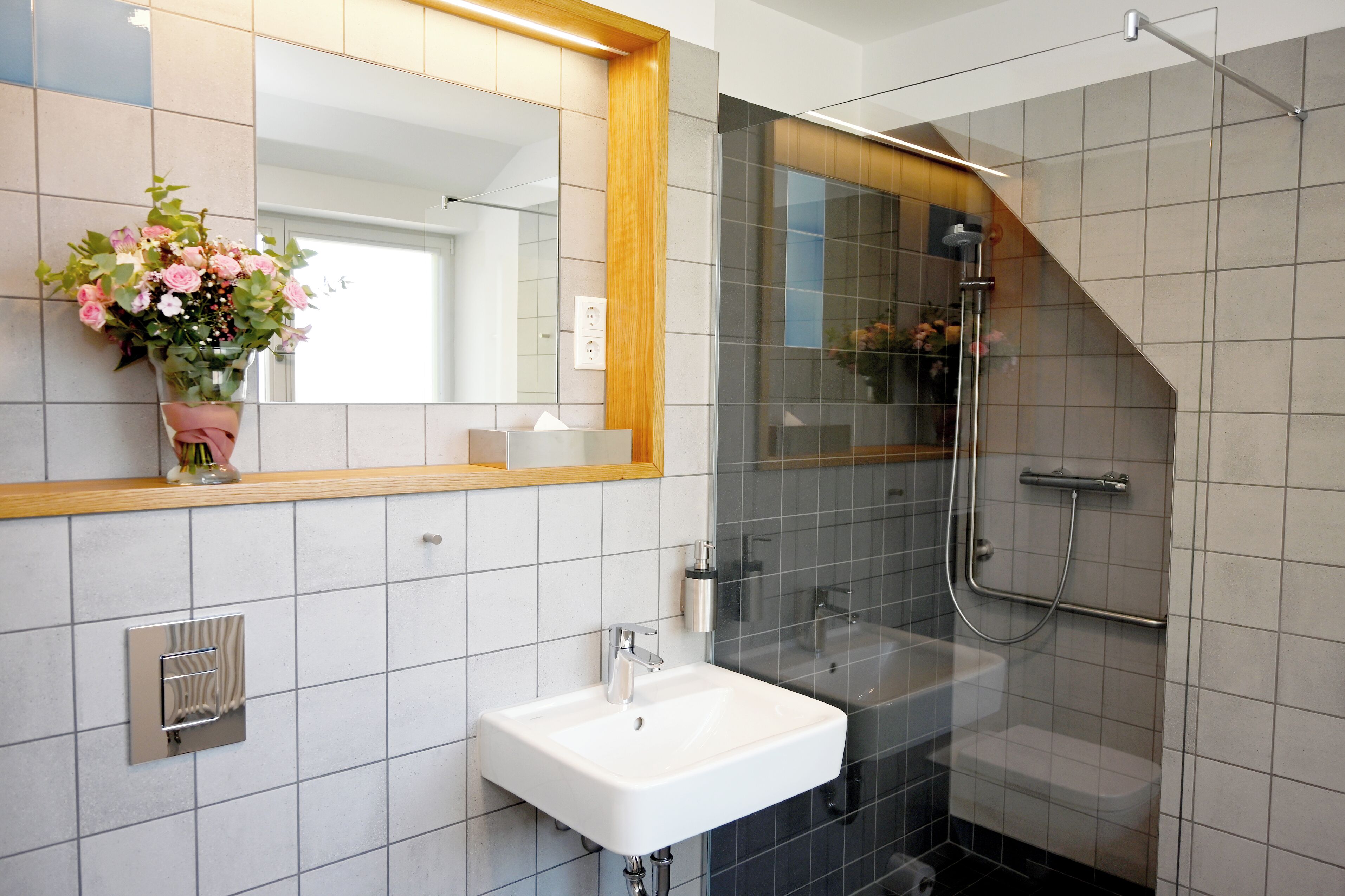 Dusche, Haartrockner, Handtücher, Shampoo