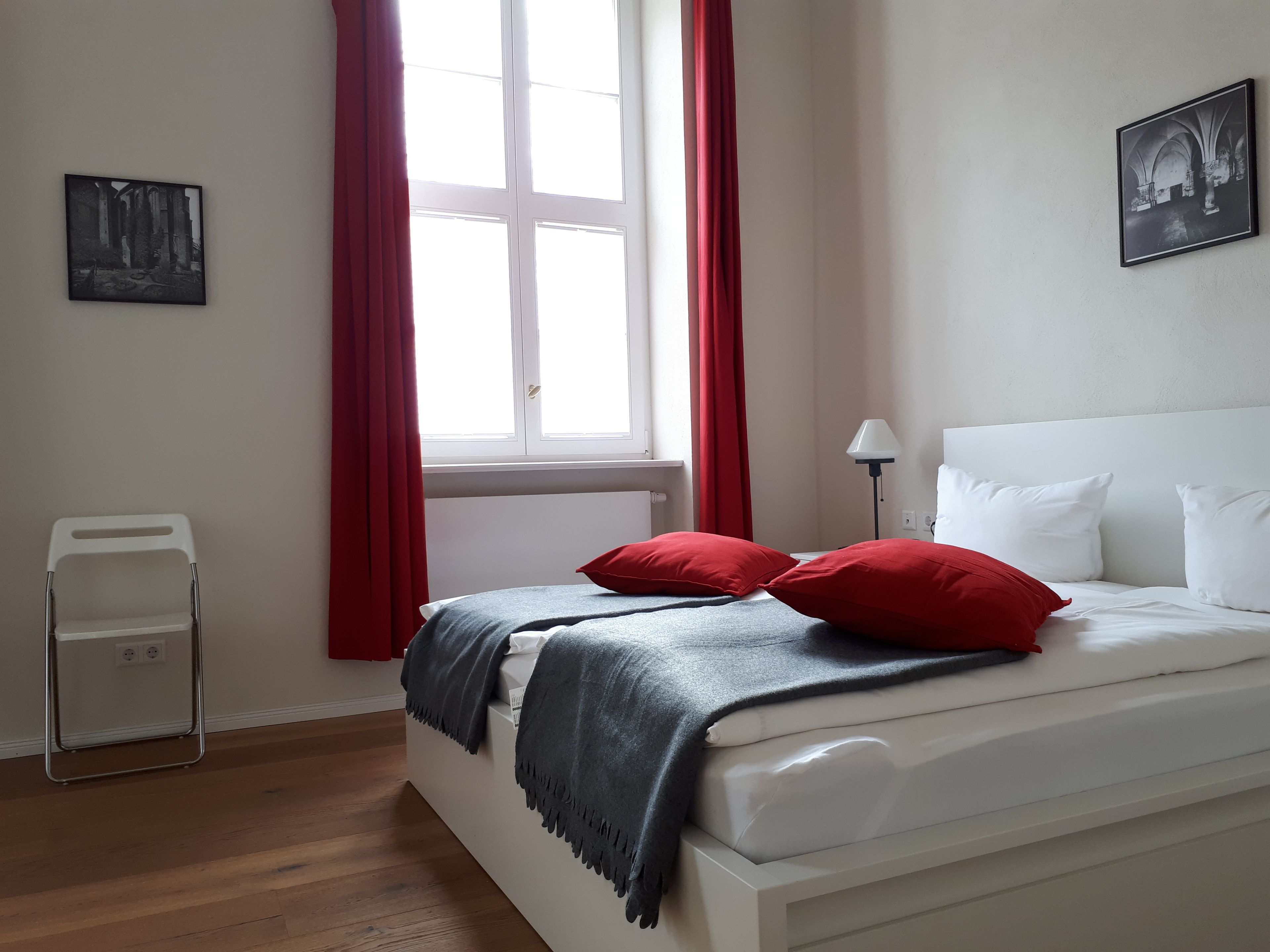 더블룸, 마당 | 각각 다른 스타일의 인테리어, 각각 다르게 가구 비치, 책상, 암막 커튼