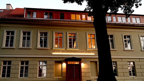 A two-story building with a sign reading "HOTEL BRANDENBURGER DOM". - Hotel Brandenburger Dom GmbH (Brandenburg an der Havel)