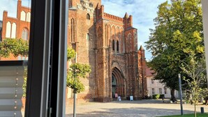A historic brick church with a tall tower and arched windows. - Hotel Brandenburger Dom GmbH (Brandenburg an der Havel)