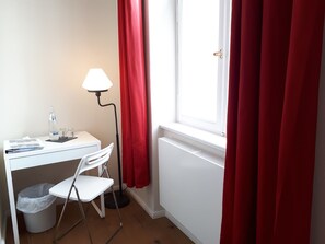 Habitación doble, en el área del patio | Área de sala de estar | Televisión de pantalla plana 