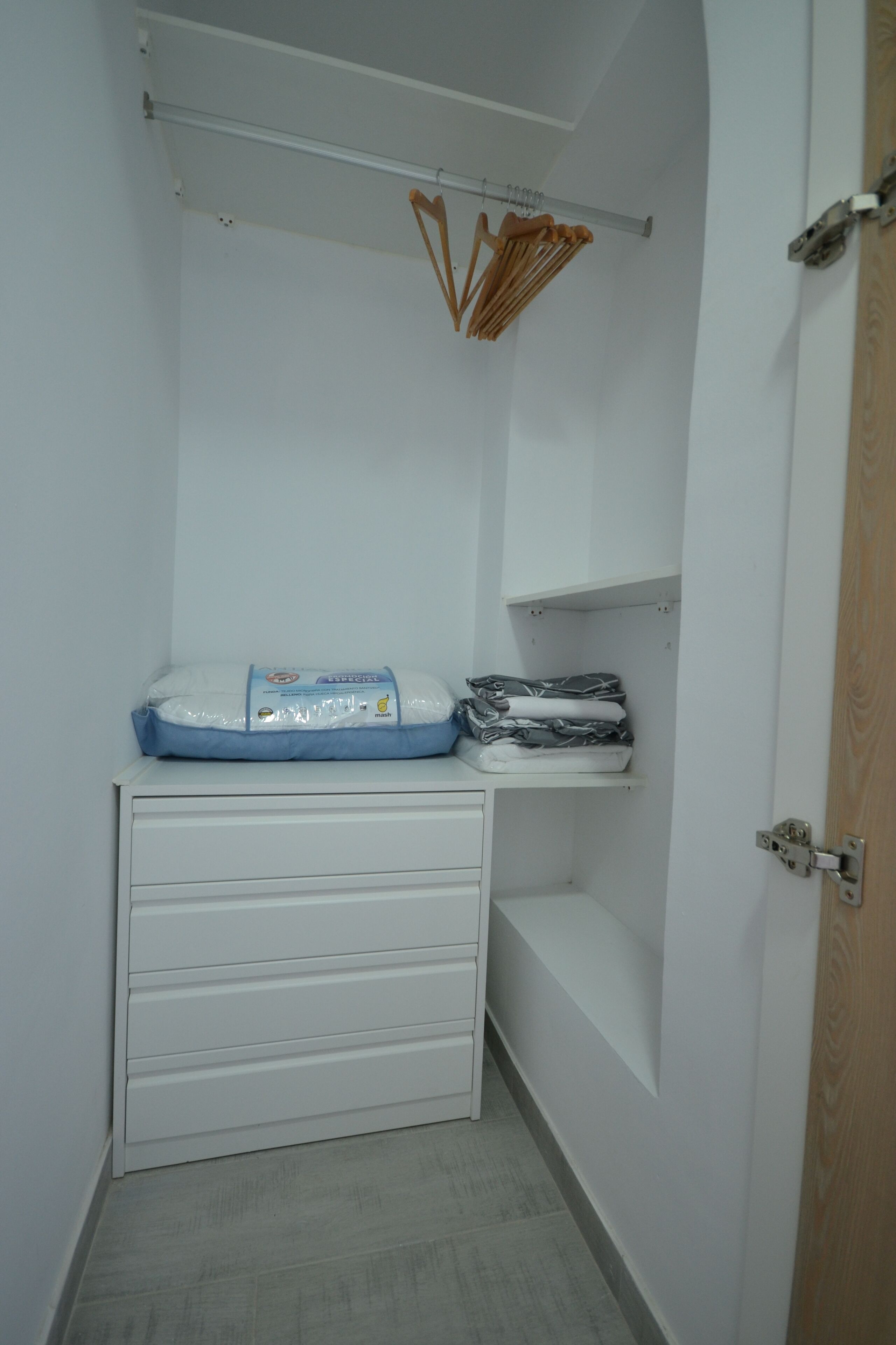 Une salle de bain avec une baignoire, un meuble blanc et un espace douche.