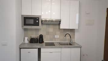 Réfrigérateur, micro-ondes, plaque de cuisson, cafetiÚre/bouilloire