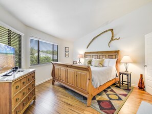 2 bedrooms, iron/ironing board, free WiFi, bed sheets - The Treehouse on Lake Travis (Lakeway)