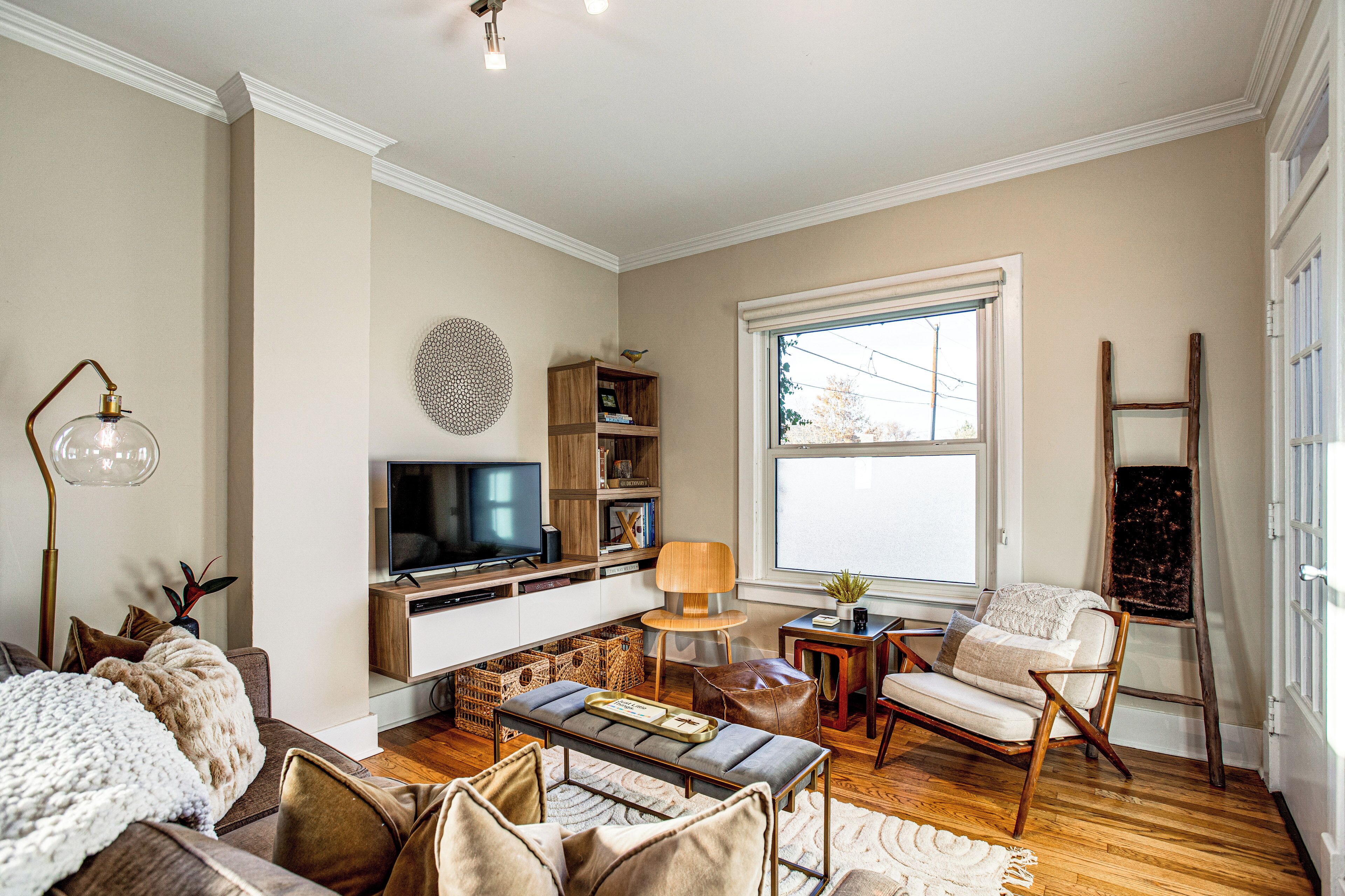 Téléviseur, lecteur de DVD, livres, sélection de musique