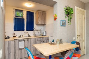 ثلاجة، ميكروويف، ماكينة لصنع القهوة/الشاي، غلّاية كهربائية