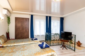 2 عدّة غرف نوم ومكواة/لوح كي وواي فاي وملاءات أسرّة