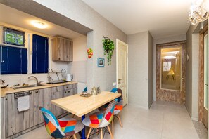 Réfrigérateur, micro-ondes, cafetiÚre/bouilloire, bouilloire électrique