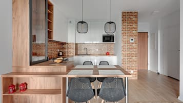 Appartement Deluxe (Parking) | Coin cuisine privé | Grand réfrigérateur, four, plaque de cuisson, lave-vaisselle