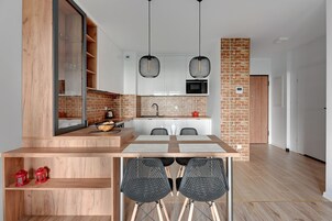 Deluxe Apartment (Parking) | Dapur kecil peribadi | Peti sejuk/penyejuk beku saiz penuh, ketuhar, dapur