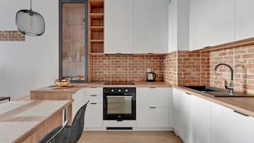 Appartement Deluxe (Parking) | Cuisine privée | Grand réfrigérateur, four, plaque de cuisson, lave-vaisselle