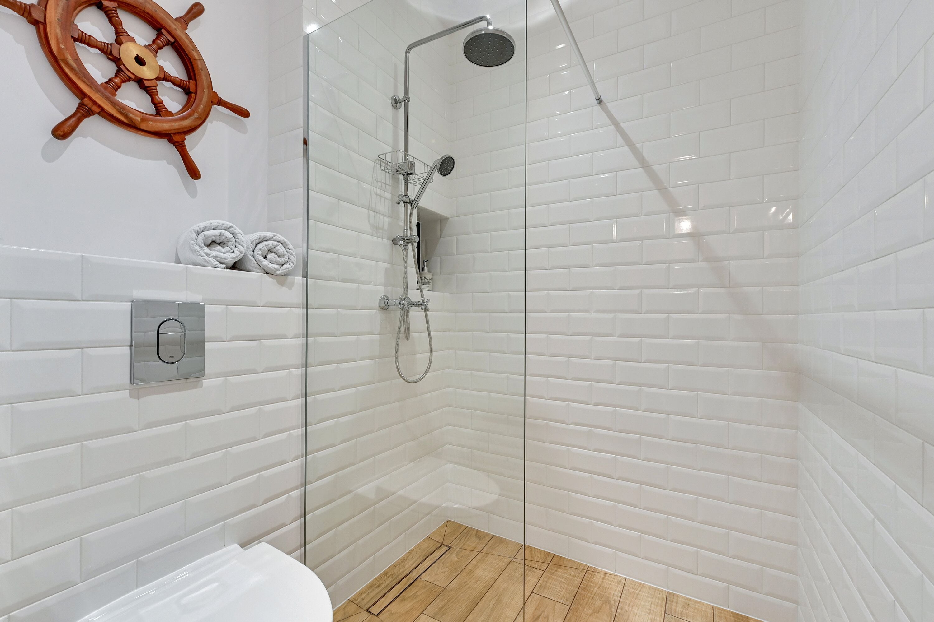 Deluxe Studio Suite (No parking) | Bathroom | Shower, rainfall showerhead, free toiletries, hair dryer