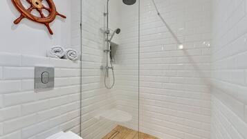 Deluxe Studio Suite (No parking) | Bathroom | Shower, rainfall showerhead, free toiletries, hair dryer