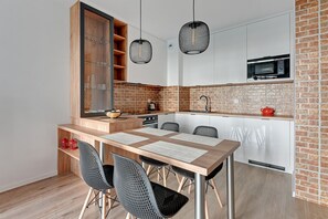 Deluxe-Apartment (Parking) | Eigene Küche | Großer Kühlschrank, Ofen, Herdplatte, Geschirrspüler